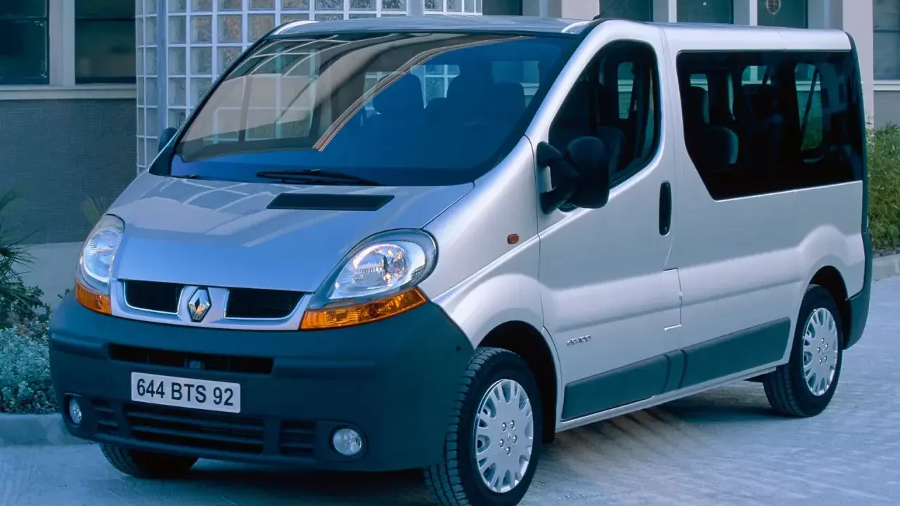 Srebrny Renault Trafic, idealny na rodzinne wycieczki, z dużym **pojemnością baku** na długie trasy.