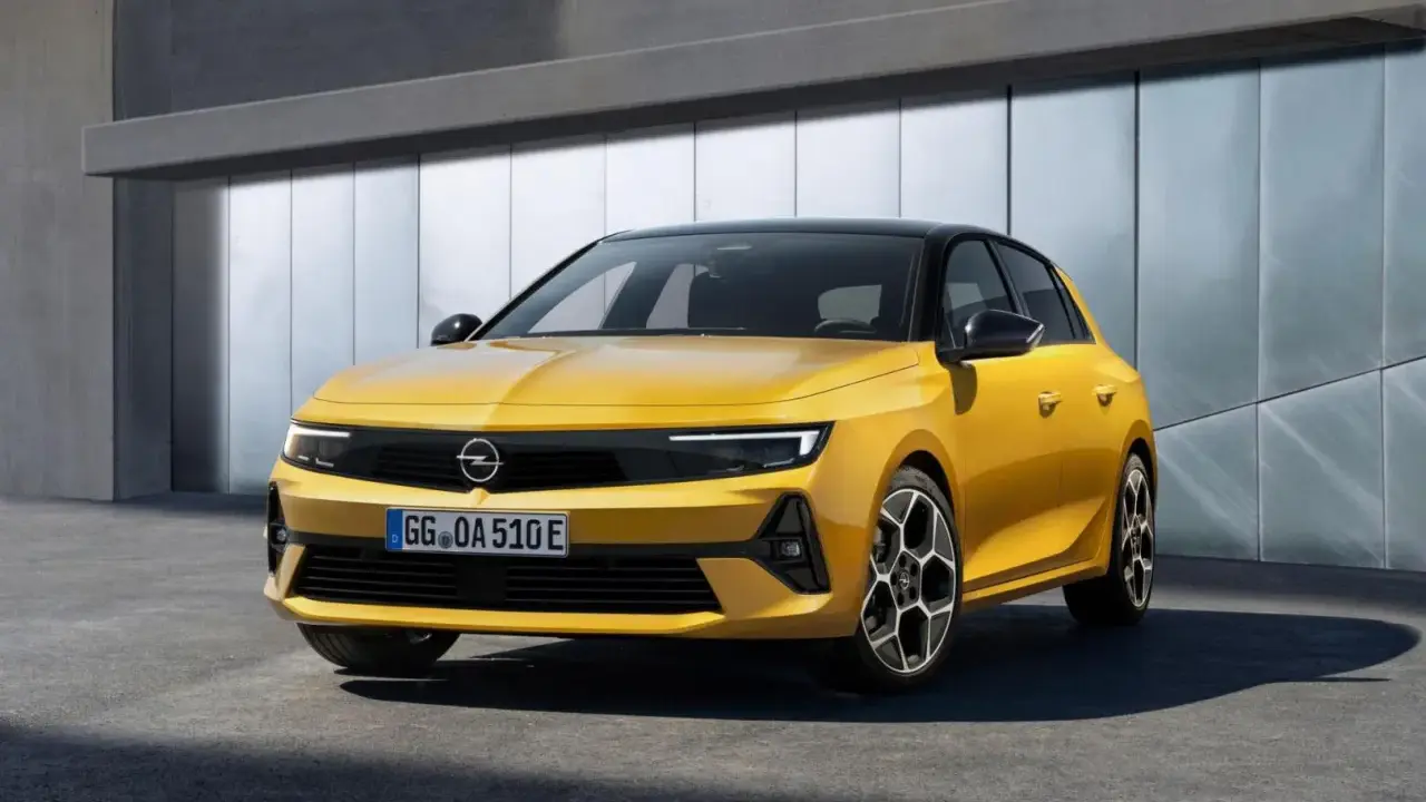 Nowy Opel Astra H w kolorze żółtym, z czarnym dachem. Zastanawiasz się nad pojemnością baku?