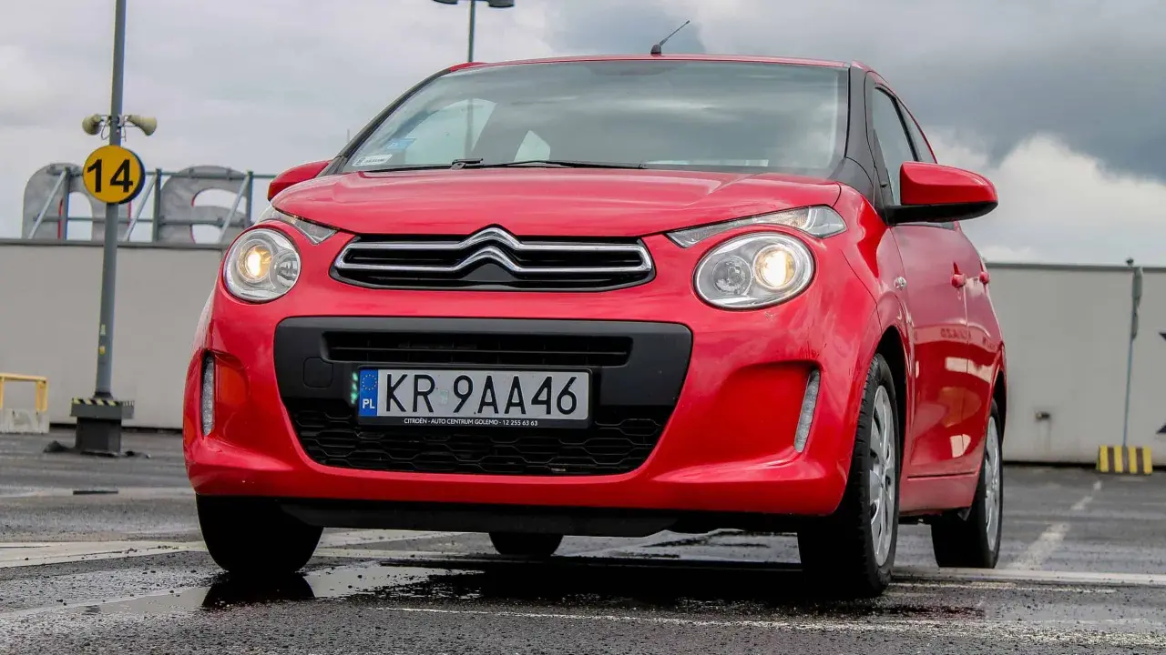 Czerwony Citroen C1 na parkingu. Zastanawiasz się nad jego pojemnością baku?
