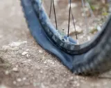 Przebita opona? Zdejmij ją z roweru bez trudu! Poradnik.