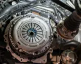 Mechanizm sprzęgła w samochodzie, gotowy do procedury jak odpowietrzyć sprzęgło. Widać tarczę dociskową i koło zamachowe.