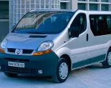 Srebrny Renault Trafic, idealny na rodzinne wycieczki, z dużym **pojemnością baku** na długie trasy.