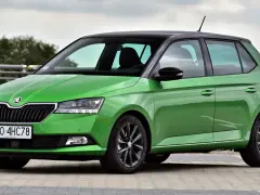 Zielona Skoda Fabia 1 z czarnym dachem. Zastanawiasz się nad jej pojemnością baku?