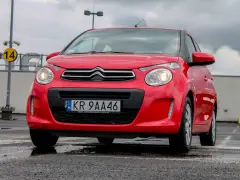 Czerwony Citroen C1 na parkingu. Zastanawiasz się nad jego pojemnością baku?