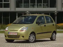 Złoty Matiz przed nowoczesnym budynkiem. Zastanawiasz się nad jego pojemnością baku?