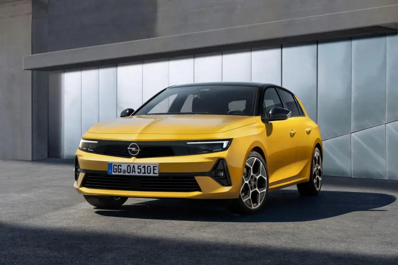 Nowy Opel Astra H w kolorze żółtym, z czarnym dachem. Zastanawiasz się nad pojemnością baku?