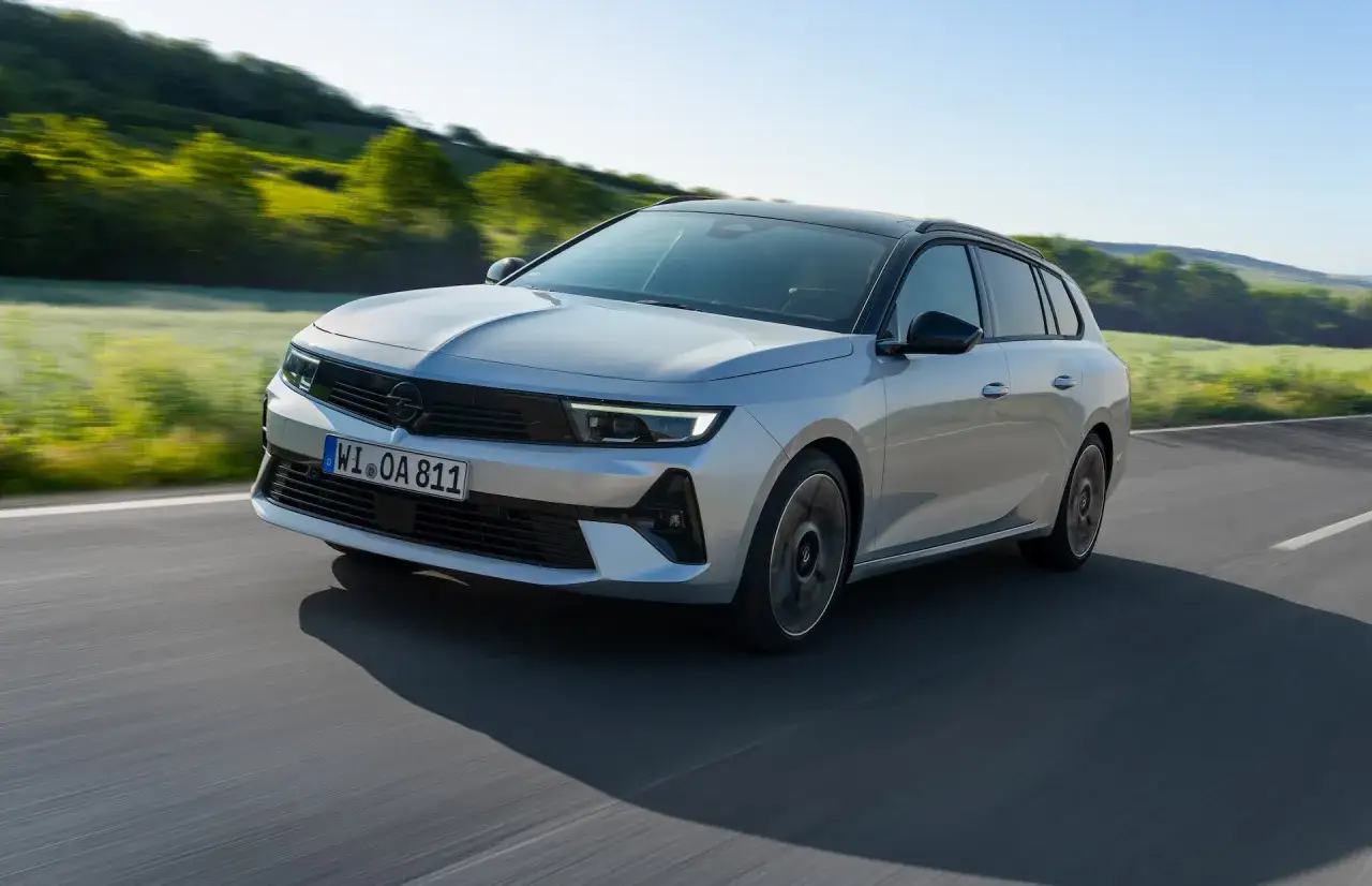 Srebrny Opel Astra H kombi jedzie po drodze. Zastanawiasz się nad opel astra h pojemność baku?