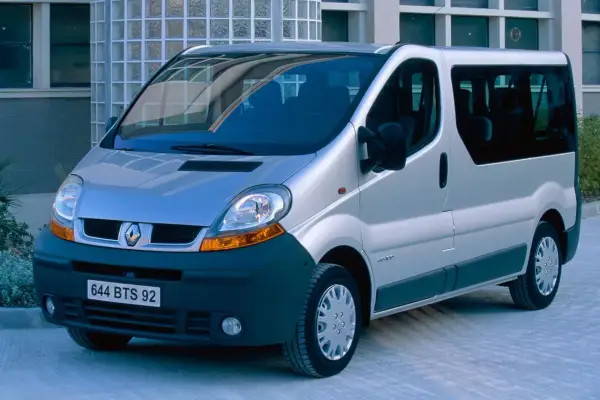 Srebrny Renault Trafic, idealny na rodzinne wycieczki, z dużym **pojemnością baku** na długie trasy.