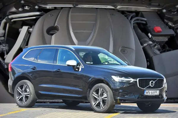 Czarny Volvo XC60 na tle silnika. Dyskusja na forum: volvo xc60 jaki silnik wybrać?
